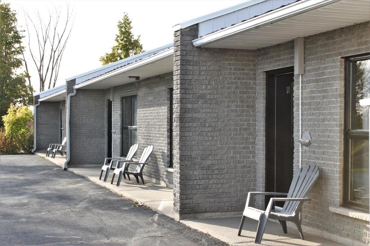 Motel Du Canton Valcourt 外观 照片